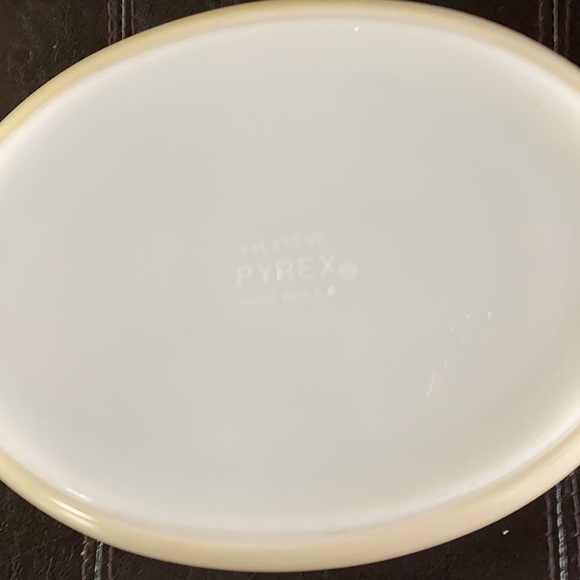 Pyrex Acorn casserole dish - Picture 3 of 4